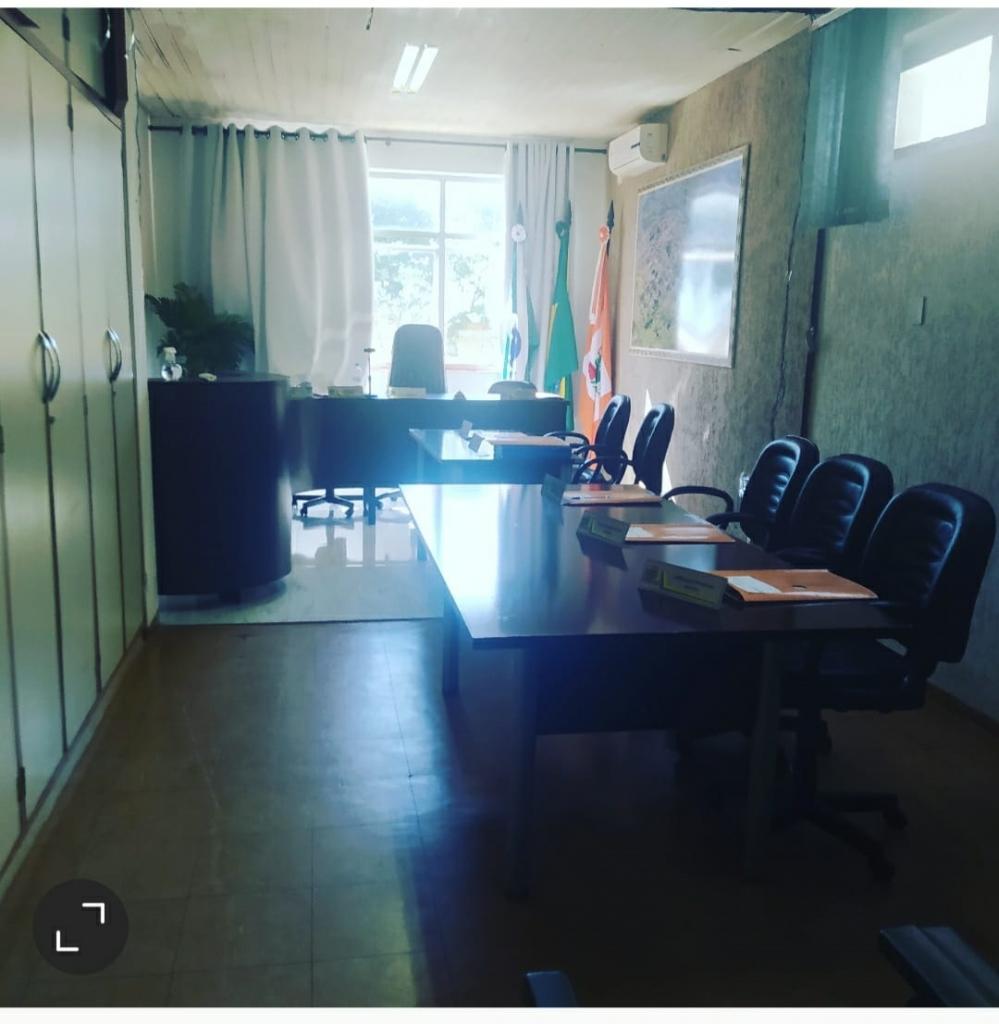 Por conta da reforma no Plenário as Sessões da Câmara estão sendo realizadas na sala de reuniões.